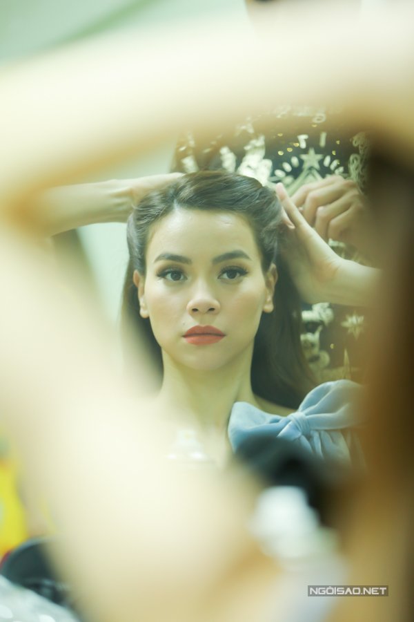 Hồ Ngọc Hà mặc gợi cảm chạy 3 show một đêm